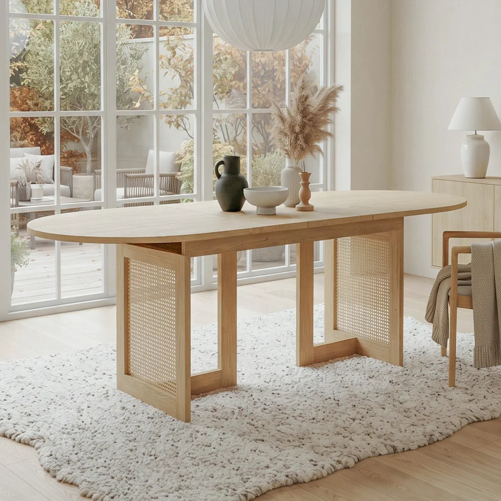 Table rectangulaire extensible aspect chêne, pieds rotin