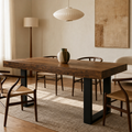 Table extensible rétro, plateau brun et pieds noirs, éditorial lifestyle